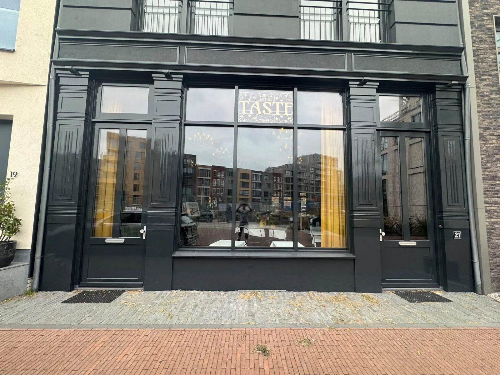 Winkelpui met ramen en deuren strak geschilderd in antraciet