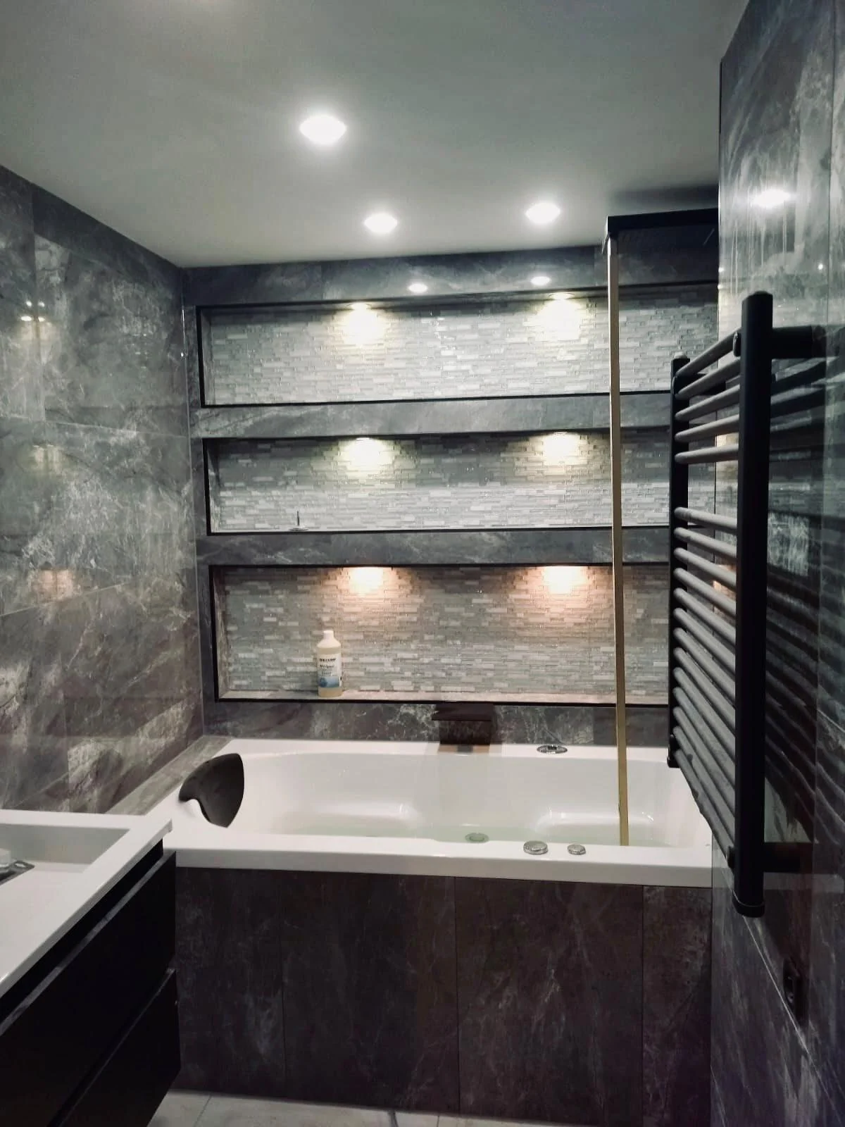 Luxe badkamer met inbouwverlichting en ligbad