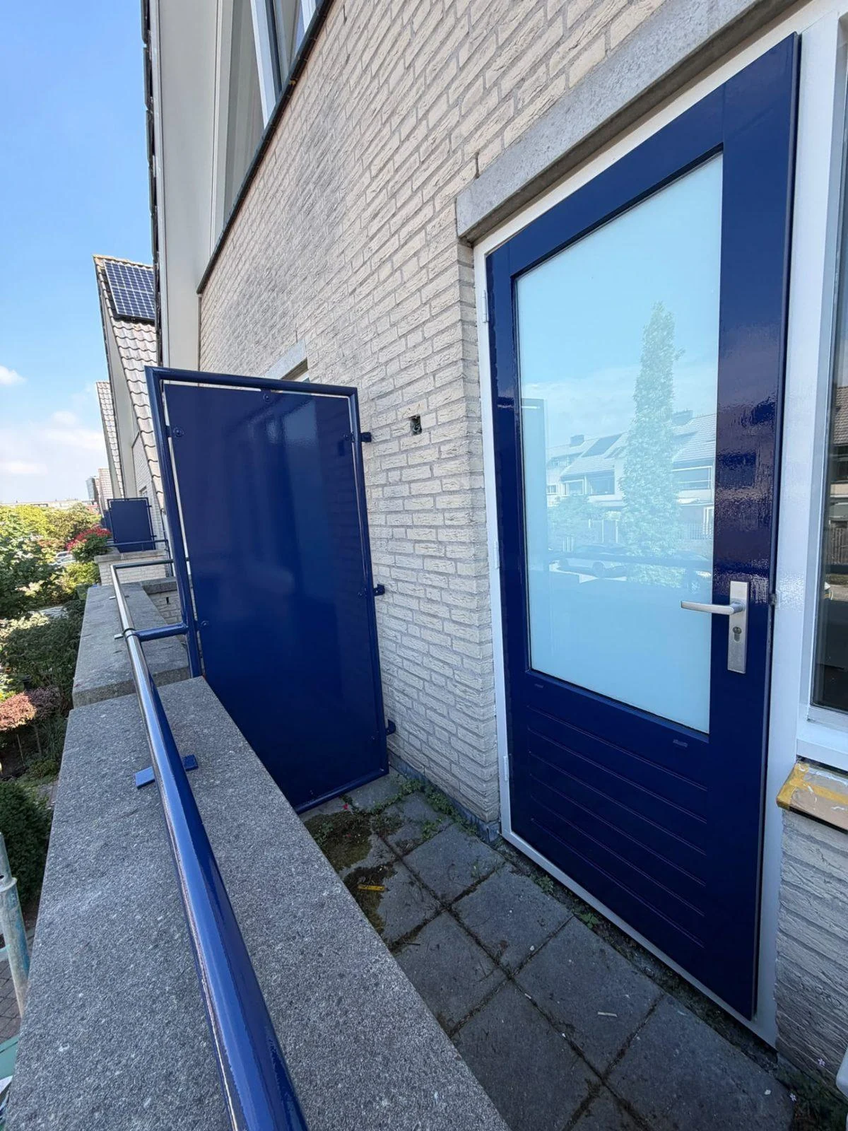 Balkondeur en hekwerk geschilderd in diepblauw